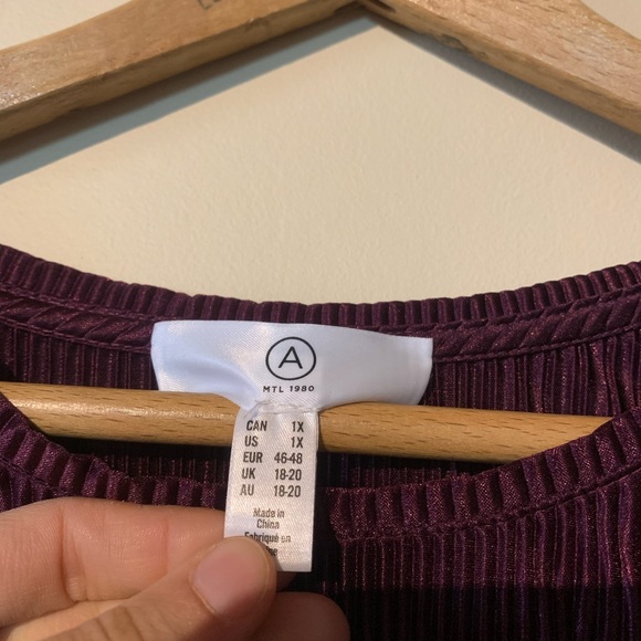 Pennington’s Textured Top - Picture 3 of 4